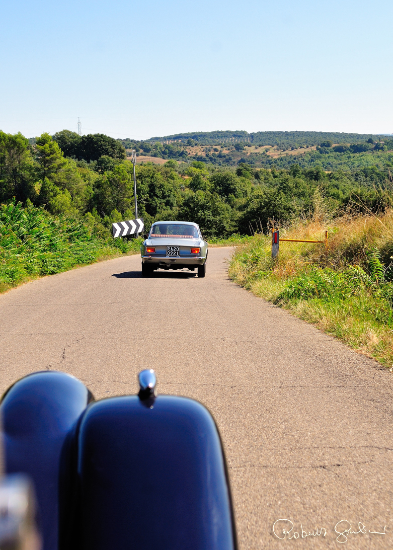 L'Alfa Romeo GT Junior 1600 del 1973 di Giovanni Patassini che ci precede