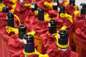 bottiglie coperte in degustazione