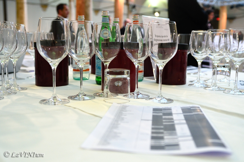 Una postazione con l'elenco dei vini