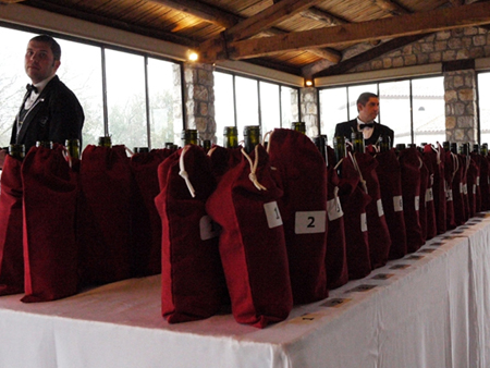 Le bottiglie coperte in degustazione