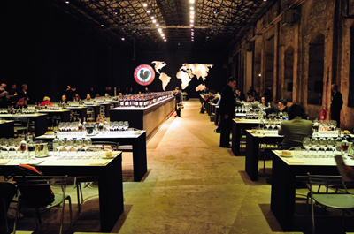 I giornalisti al lavoro alla Stazione Leopolda