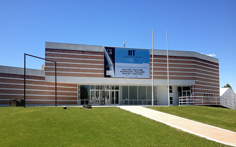 L'ingresso al Palazzo dei Congressi di Alba
