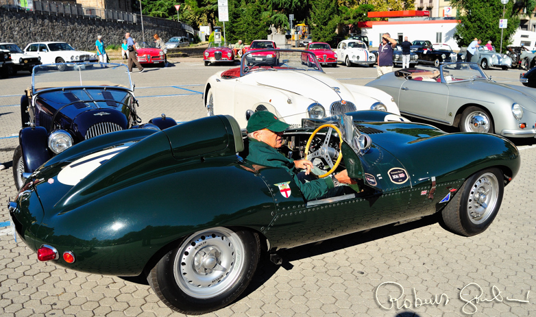Vittorio Taglia con la sua Jaguar D type Replica del 1971