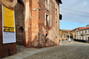 Terre di Vite: ingresso al Castello di Buronzo