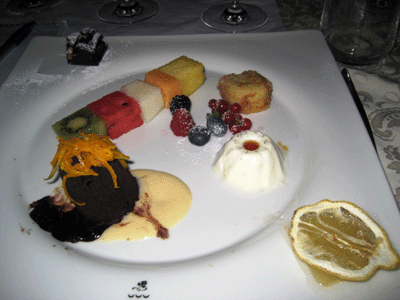 moelleux al cioccolato servito su due creme (bianca e nera)