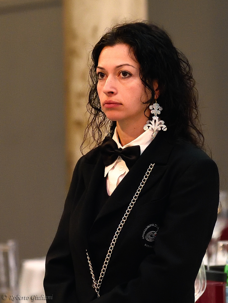 Una sommelier attende l'inizio delle degustazioni