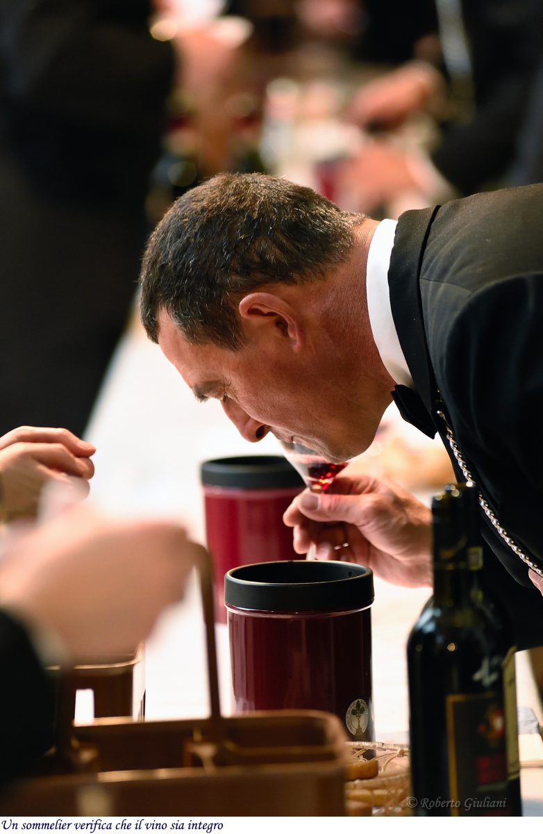 Un sommelier verifica che il vino sia integro
