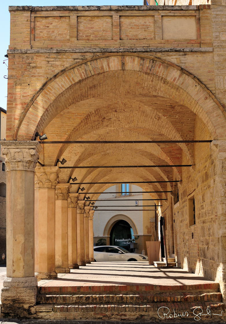 Il porticato di Piazza del Comune