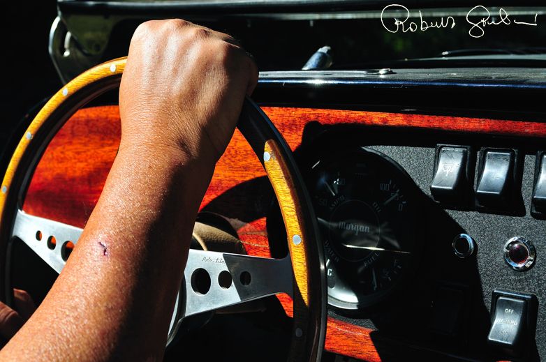 Il braccio di Stefano Cerrone mentre guida la sua Morgan