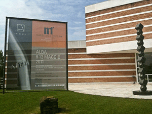 Manifesto Nebbiolo Prima 2011 davanti al Palazzo Mostre e Congressi di Alba