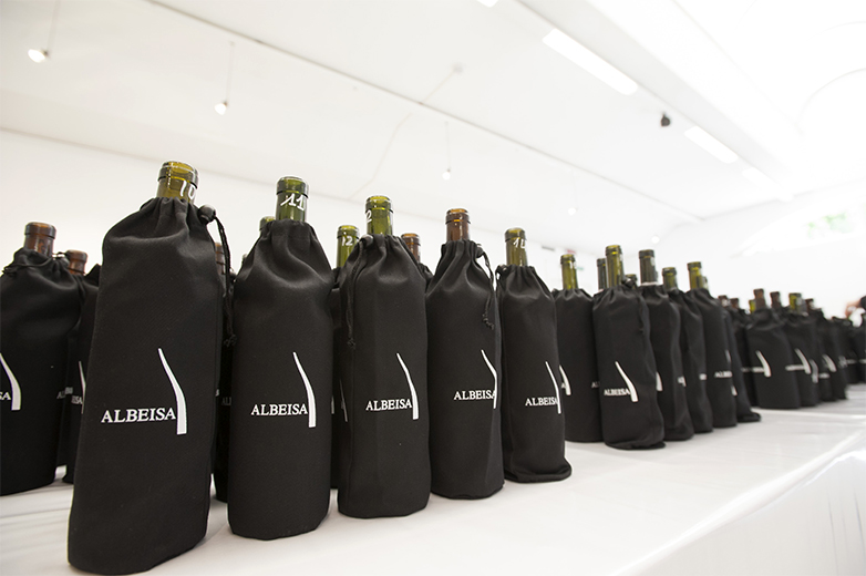 Un gruppo di vini in degustazione coperta