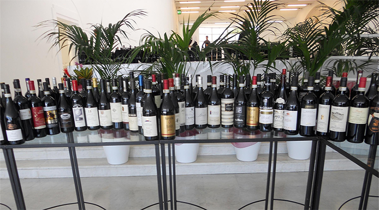 I vini esposti all'ingresso dell'evento