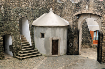 Il cortile del castello di Montemiletto