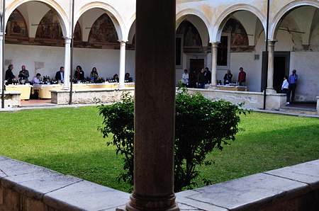 Il chiostro con i produttori