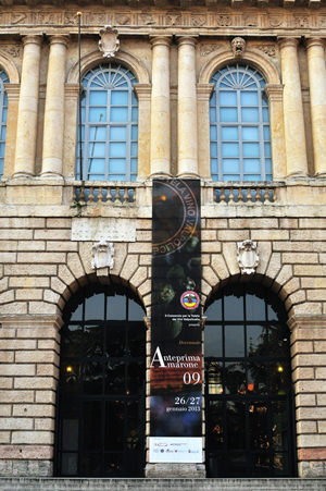 L'ingresso al Palazzo della Gran Guardia di Verona