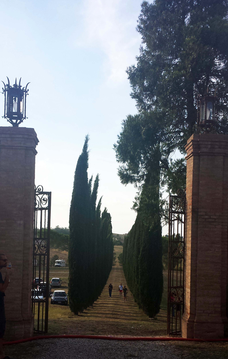 L'ingresso e l'area di parcheggio