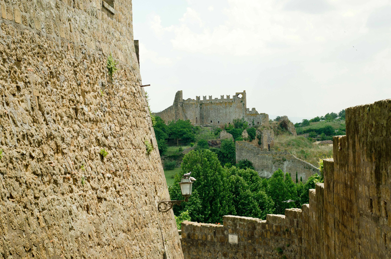 Le mura che circondano Tuscania