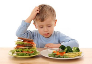 Bimbo davanti a preparazioni vegetali