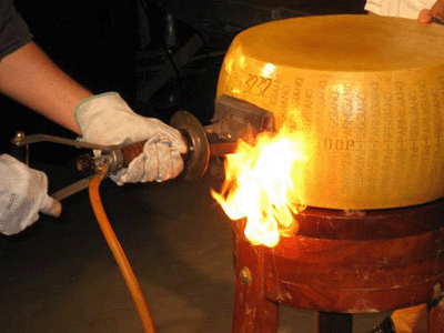 Marchio a fuoco su una forma di Parmigiano Reggiano