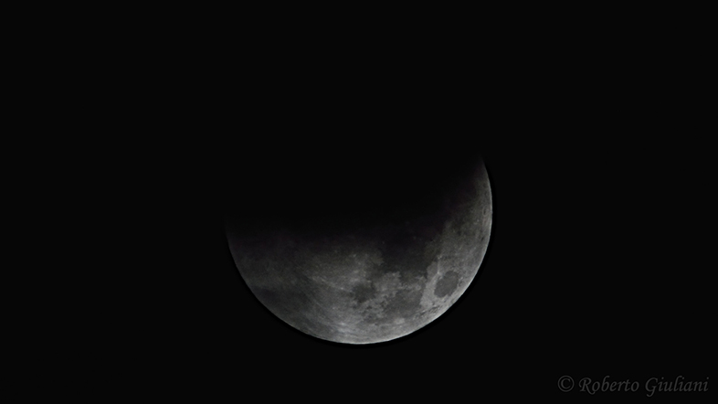 La Luna ricoperta per tre quarti dal cono d'ombra della Terra