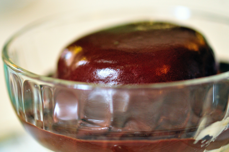 Cupoletta di semifreddo al torrone al cioccolato fuso