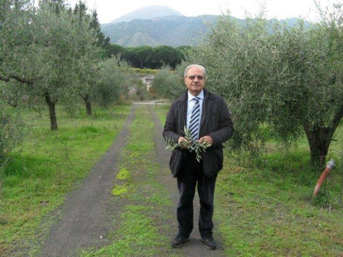 Vincenzo Ambrosio a Villa Dora con il Vesuvio alle spalle (Foto Marina Alaimo)