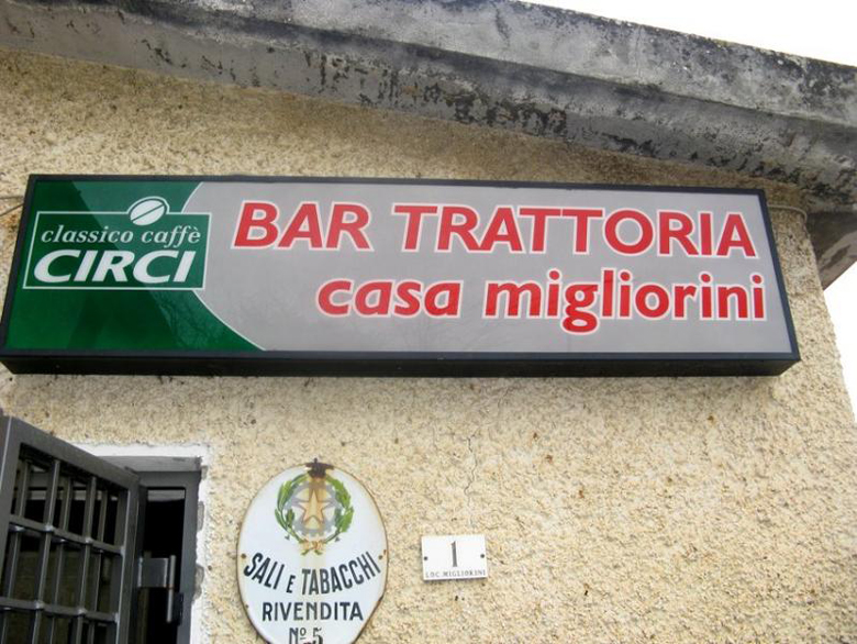 L'insegna del bar trattoria Casa Migliorini