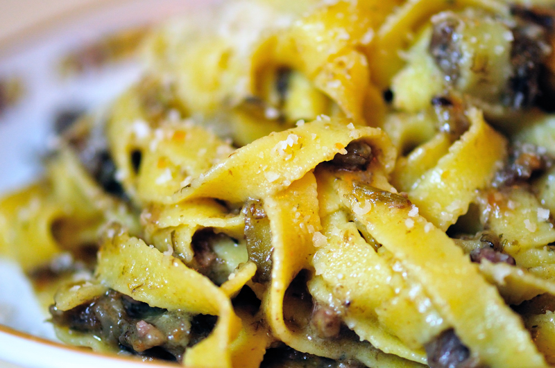 Linguine con ragù d'anatra e carciofi