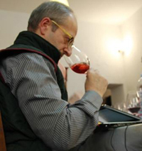 Roberto Giuliani durante la degustazione per il Premio Giulio Gambelli