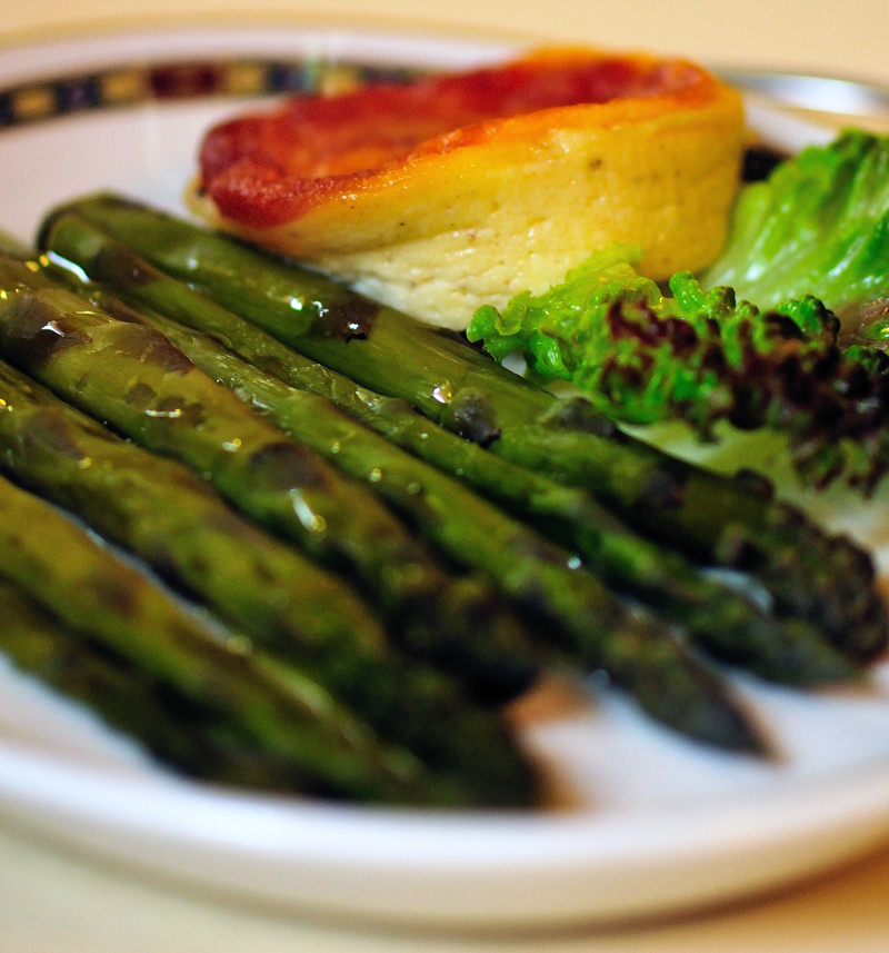 Sformato di formaggi di capra e asparagi al vapore
