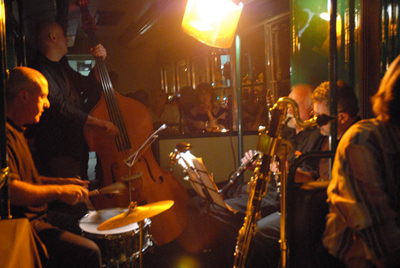Musicisti all'opera nel Tramjazz
