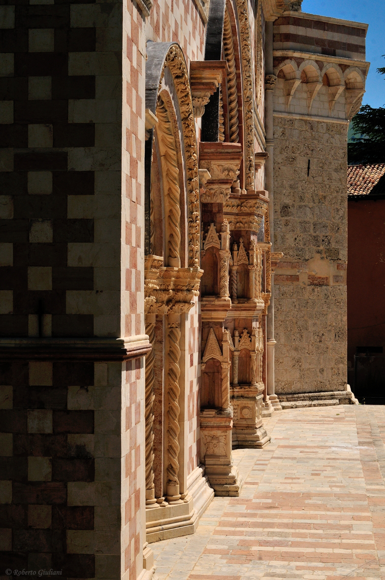 Basilica di Collemaggio veduta laterale della facciata