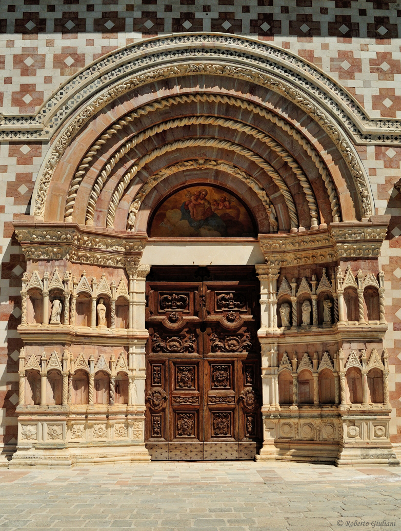 Il portale della Basilica di Collemaggio