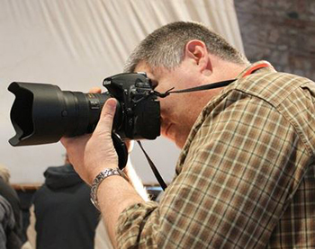 Kyle Phillips con la sua macchina fotografica