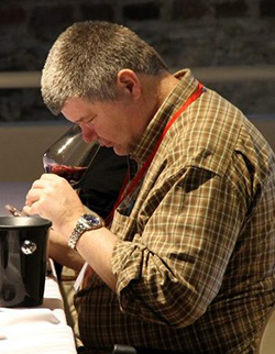 Kyle Phillips mentre degusta un vino