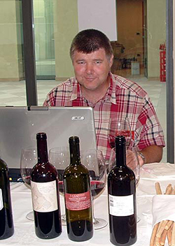 Kyle Phillips durante una degustazione