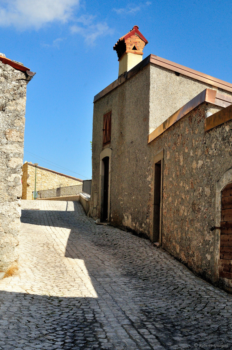 Un viale d'accesso al borgo