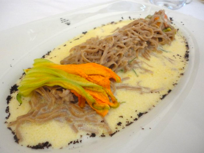 Tagliolini di farina di grano arso con crema di caciocavallo, fiori di zucchina e polvere di caffè 100% arabica