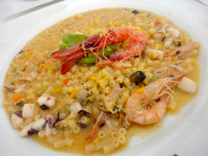 Tubettino Benedetto Cavalieri cotto a risotto con fresco di mare, ortaggi, basilico e il gamberone a crudo con scorza di limone