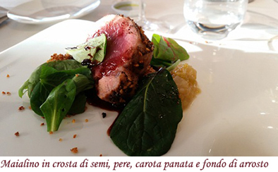 Maialino in crosta di semi, pere, carota panata e fondo di arrosto