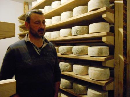 Dario Zidarich con i suoi formaggi