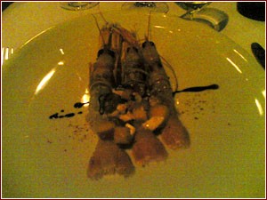 scampi crudi con pesche tardive e mozzarella di bufala