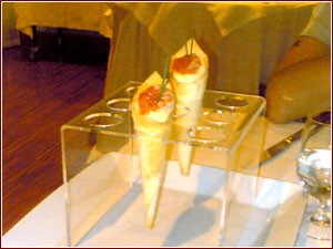 cannoli di pasta fillo con mousse di gamberi rossi, ricotta di bufala e uova su crema di peperoni