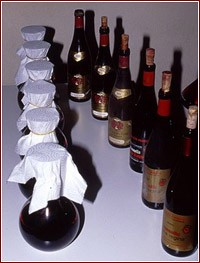 I sei vini in degustazione preparati nelle caraffe