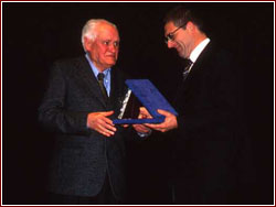 Giulio Gambelli riceve la targa