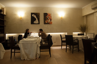 La sala interna del ristorante Inopia