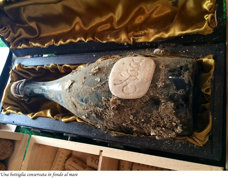 Una bottiglia conservata in fondo al mare