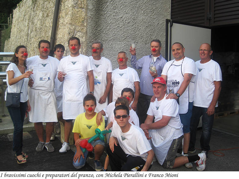 I bravissimi cuochi e preparatori del pranzo, con Michela Pierallini e Franco Mioni