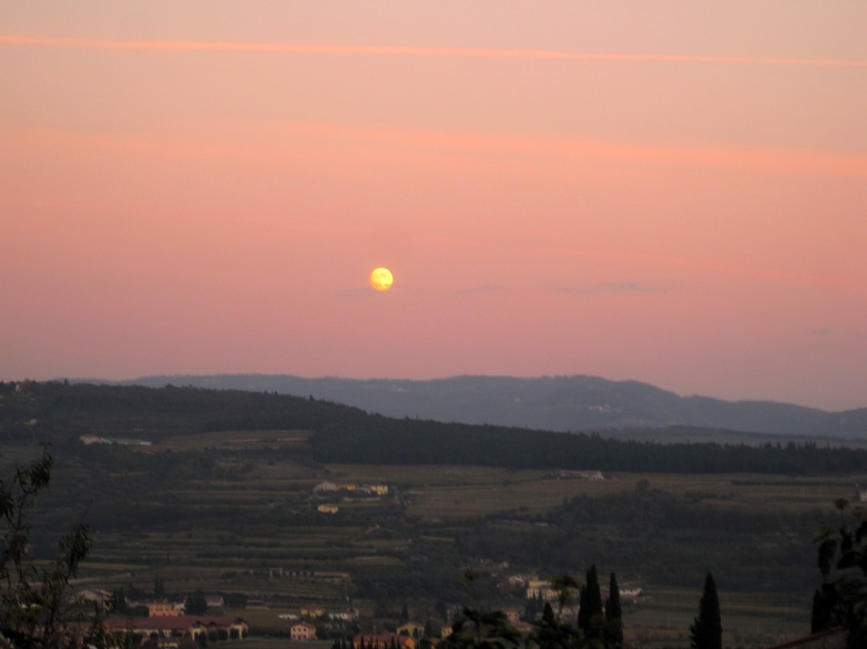 La luna sulla valle