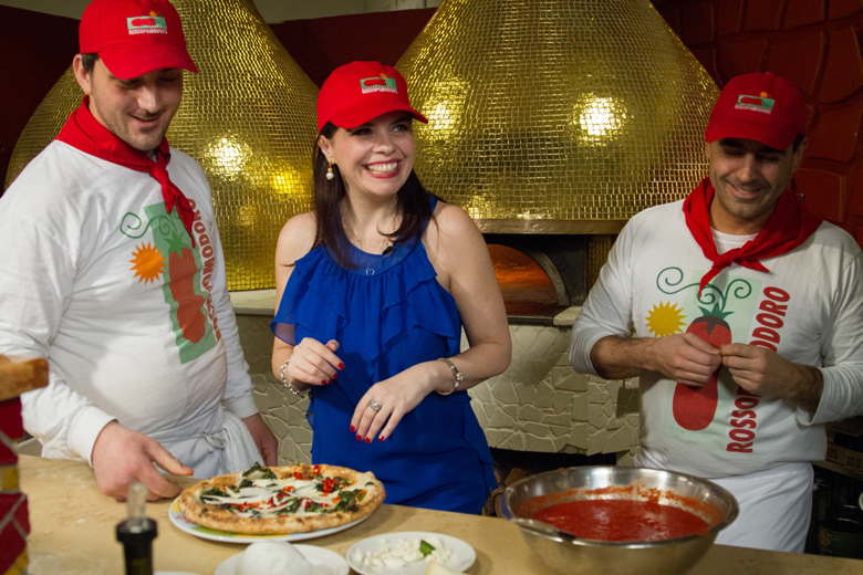 Ornella Fado davanti ad una pizza calabrese